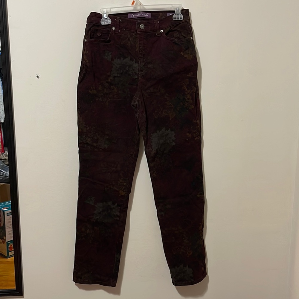 Gloria Vanderbilt Amanda Jeans with Floral Pattern Burgundy Size 6 GUC
